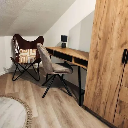 Apartment Moderne 2 Raum - Arbeitsplatz - Smarttv - Zentral - Ruhiges Dachgeschoss *