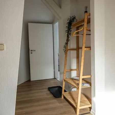 Moderne 2 Raum - Arbeitsplatz - Smarttv - Zentral - Ruhiges Dachgeschoss Apartment *