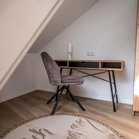 Moderne 2 Raum - Arbeitsplatz - Smarttv - Zentral - Ruhiges Dachgeschoss Apartment *