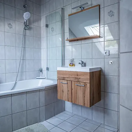 Apartment Moderne 2 Raum - Arbeitsplatz - Smarttv - Zentral - Ruhiges Dachgeschoss *
