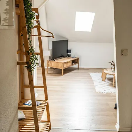 Moderne 2 Raum - Arbeitsplatz - Smarttv - Zentral - Ruhiges Dachgeschoss Erfurt